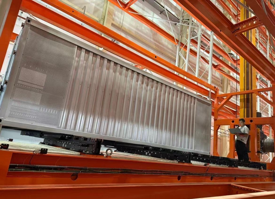 Non-standard stacker crane warehouse for container